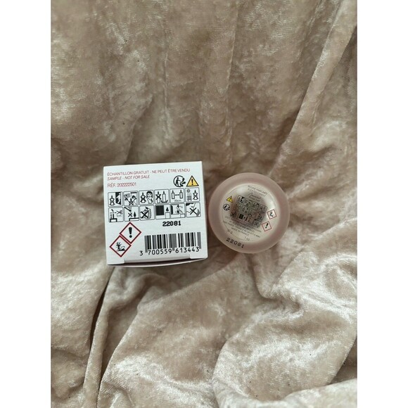 MFK Baccarat Rouge 540 candle 1oz - Picture 3 of 3